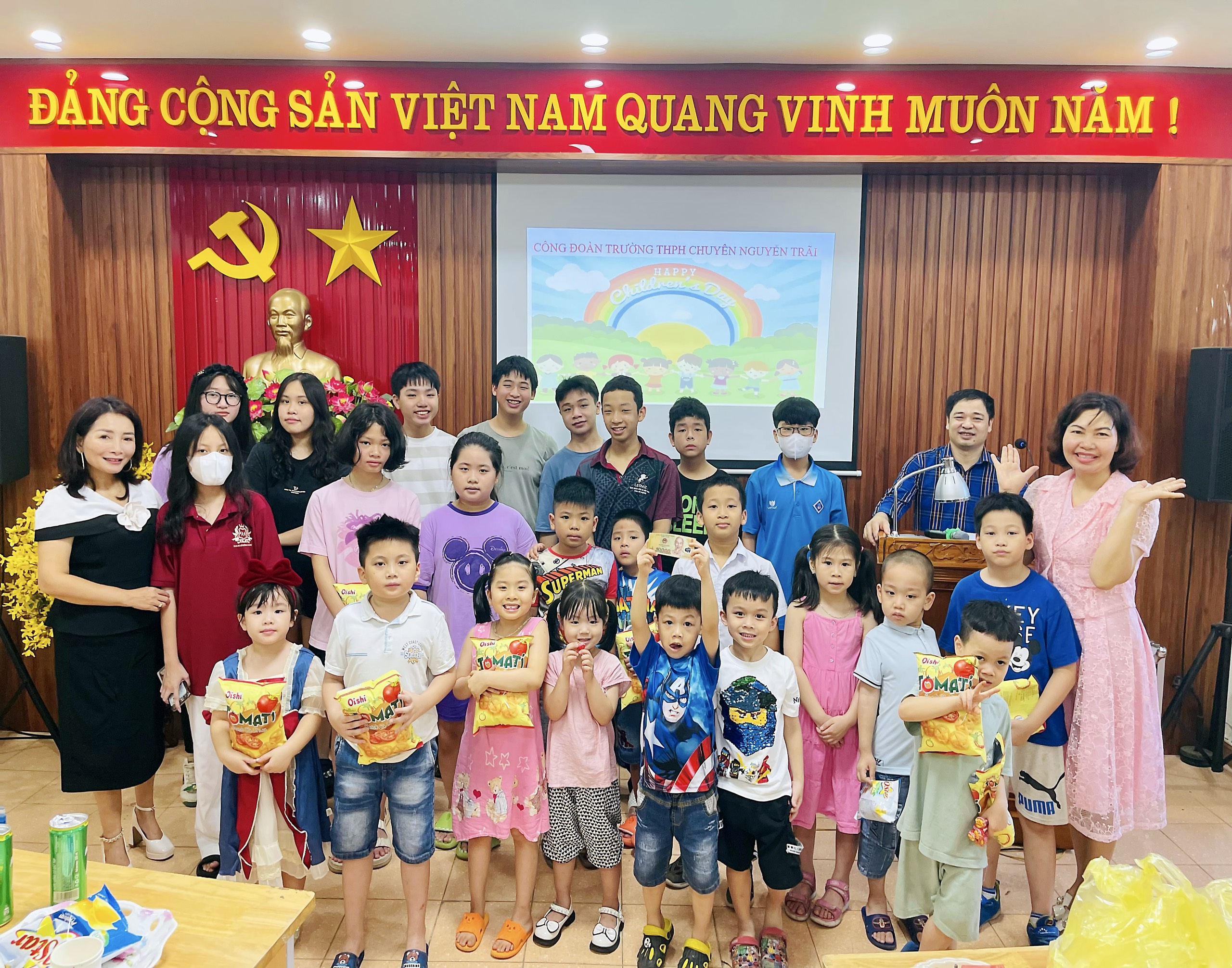 Công đoàn trường THPT chuyên Nguyễn Trãi tổ chức chương trình "Ngày hội của bé - Vui tết thiếu nhi"